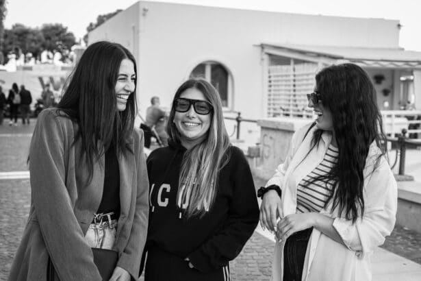 Trois femmes souriantes discutent ensemble en extérieur, transmettant joie et complicité, sans rapport avec pourquoi chats mordent.