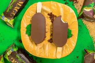 Deux glaces au chocolat sur un plateau jaune, entourées d'emballages verts. Comprendre pourquoi le chocolat est mauvais pour les chats.